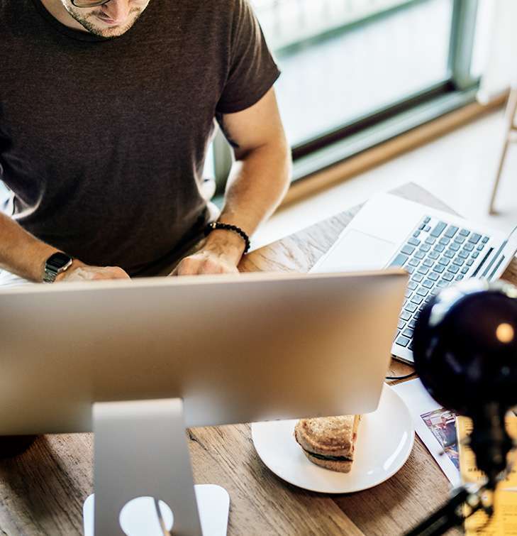 Consultor experto en mantenimiento web integral y seguridad para tiendas online WooCommerce y PrestaShop.